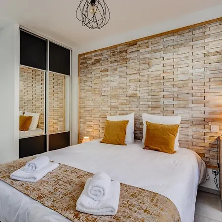 Espaces 55, Maison De Au Centre De Lavaur (Tarn)